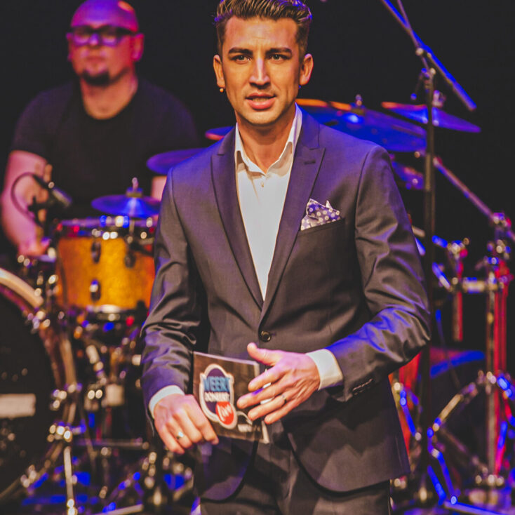 Ricardo Ras Ricardo Ras presenteert live tv show